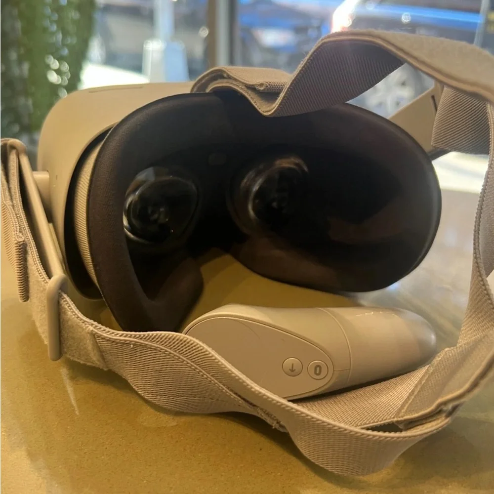 Oculus VR Headset and Controller in White